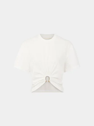 ホワイトTシャツにピアス