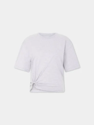 グレーのTシャツ、ピアス付き