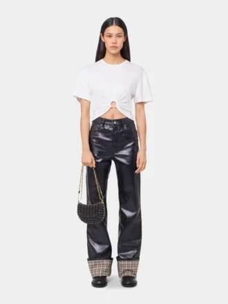 ホワイトTシャツにピアス