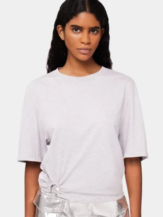 グレーのTシャツ、ピアス付き